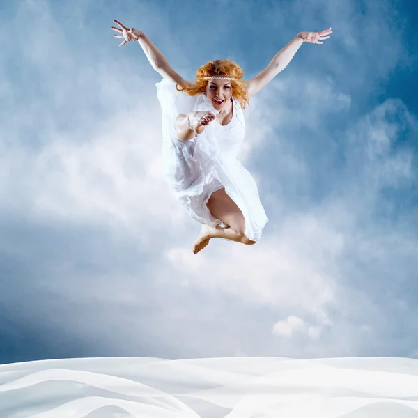 우유의 드레스와 발레리 나의 점프 — 스톡 사진