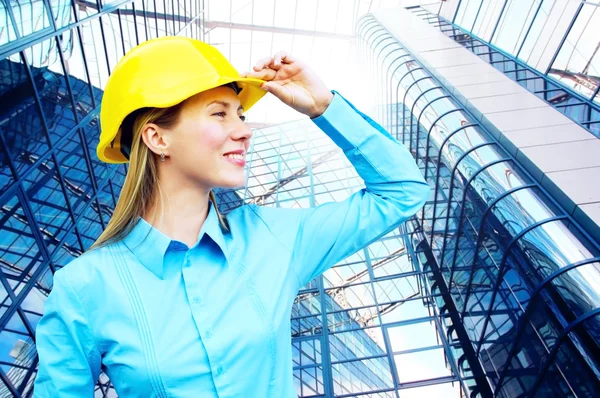젊은 건축가-여자 목에 보호 헬멧 서 입고 — 스톡 사진