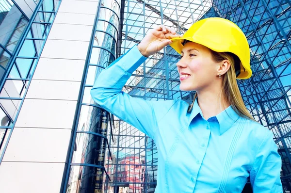 Молода архітекторка-жінка в захисному шоломі стоїть на — стокове фото