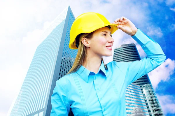 Jonge architect-vrouw dragen van een beschermende helm staande op th — Stockfoto