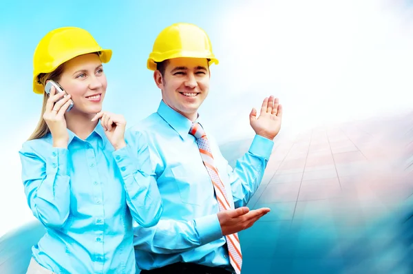 Young architects wearing a protective helmet standing on the bui — Stock Photo, Image