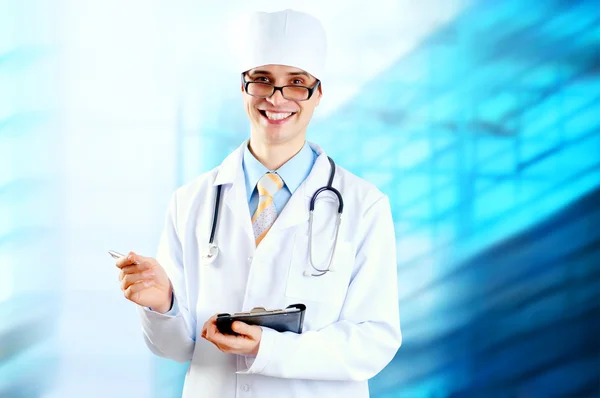 Médico sorridente com estetoscópio nos hospitais backgro — Fotografia de Stock