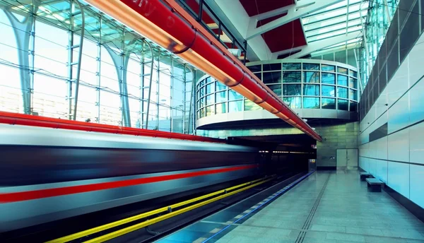 Träna på hastighet i järnvägsstation — Stockfoto
