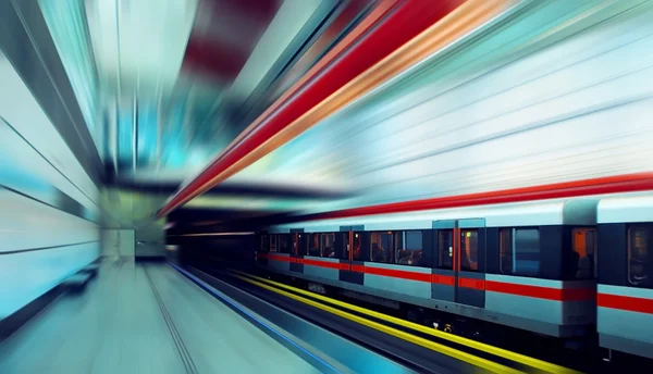Поезд на скорости на железнодорожном вокзале — стоковое фото