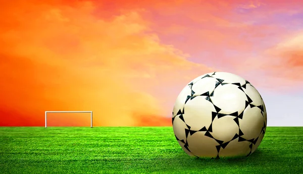 Bola de futebol na grama verde e fundo do céu — Fotografia de Stock