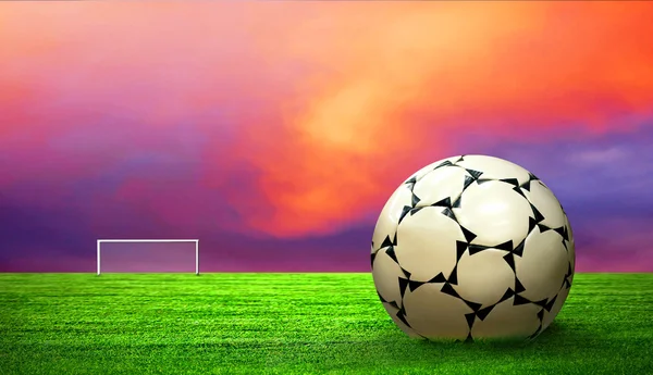 Futball-labda, zöld fű és az ég háttér — Stock Fotó