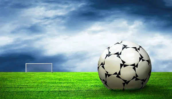 Μπάλα ποδοσφαίρου σε πράσινο γρασίδι και ουρανό φόντο — Φωτογραφία Αρχείου