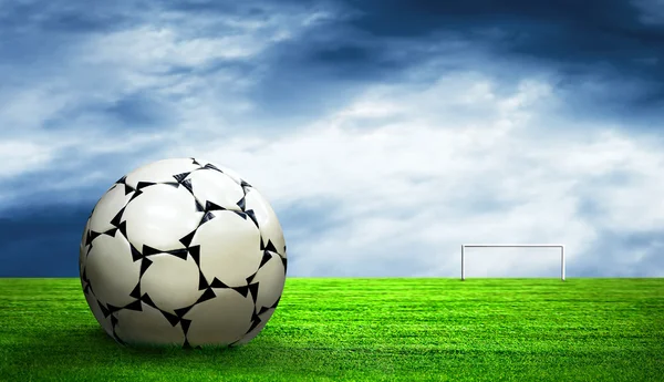緑の草と上空の背景にサッカー ボール — ストック写真