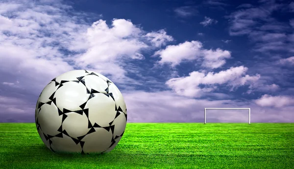 绿色的草和天空背景上的足球球 — 图库照片