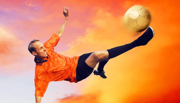 Skjuta av fotbollsspelare på himlen med moln — Stockfoto