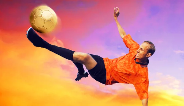 Σουτ του ποδοσφαιριστή για τον ουρανό με τα σύννεφα — Φωτογραφία Αρχείου