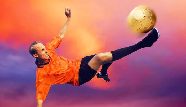 Futbolcu ile bulutlar gökyüzü üzerinde ateş — Stok fotoğraf