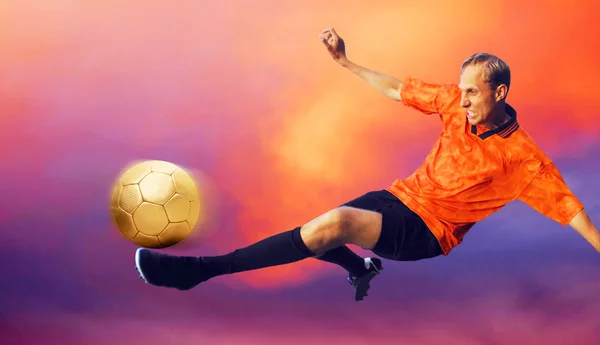 Disparo de jugador de fútbol en el cielo con nubes —  Fotos de Stock
