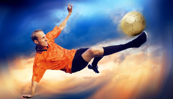 雲と空の上のフットボール選手のシュート — ストック写真