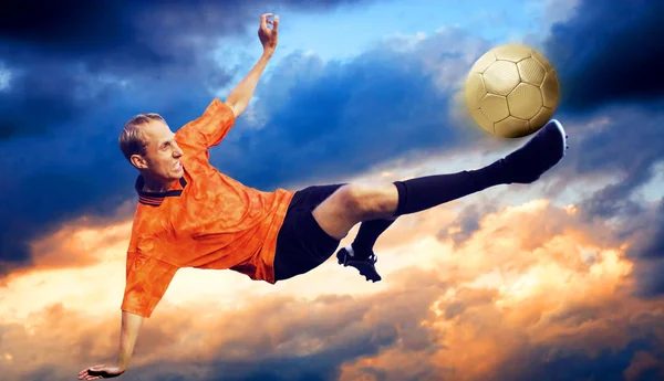 Střílet fotbalista na oblohu s mraky — Stock fotografie