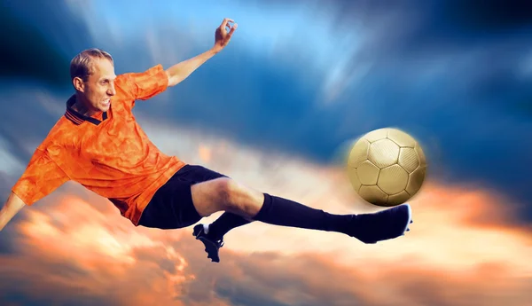 ยิงนักฟุตบอลบนท้องฟ้าด้วยเมฆ — ภาพถ่ายสต็อก