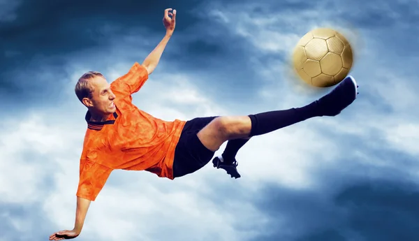 Střílet fotbalista na oblohu s mraky — Stock fotografie