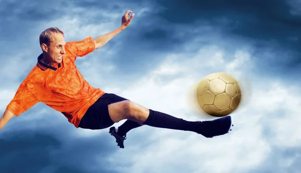 Стрельба футболиста на небе с облаками — стоковое фото