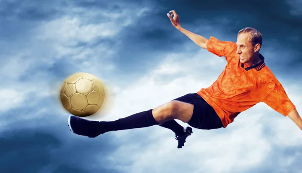 Tournage du joueur de football sur le ciel avec des nuages — Photo