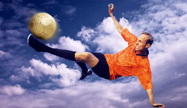 Tiro de jogador de futebol no céu com nuvens — Fotografia de Stock