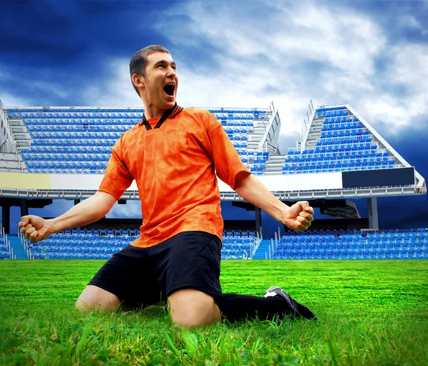 Glücklicher Fußballer nach dem Tor auf dem Spielfeld des Stadions — Stockfoto