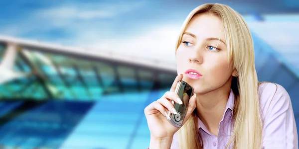Felicidad mujer de negocios llamando por teléfono en el arco de negocios —  Fotos de Stock
