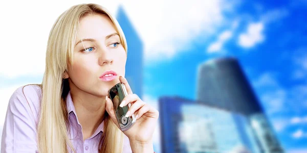 Glückliche Geschäftsfrau telefoniert auf dem Geschäftsarchiv — Stockfoto