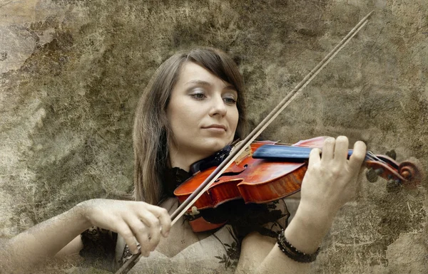 Vacker kvinnlig violinist spela fiol på grunge-ba — Stockfoto