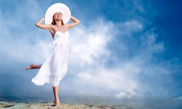 Mladé krásné ženy v bílém s pareo na modré obloze ba — Stock fotografie