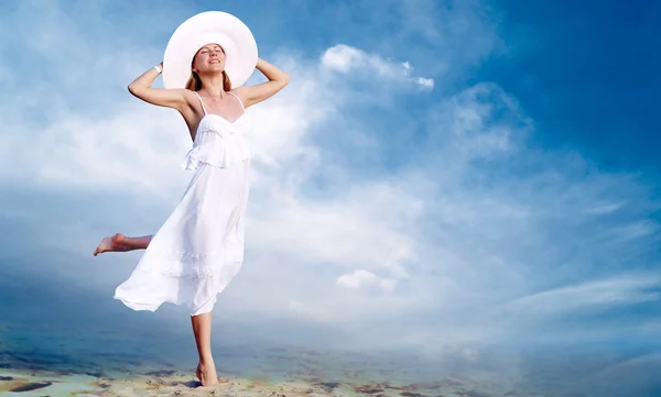 Junge schöne Frauen in Weiß mit Pareo am blauen Himmel — Stockfoto