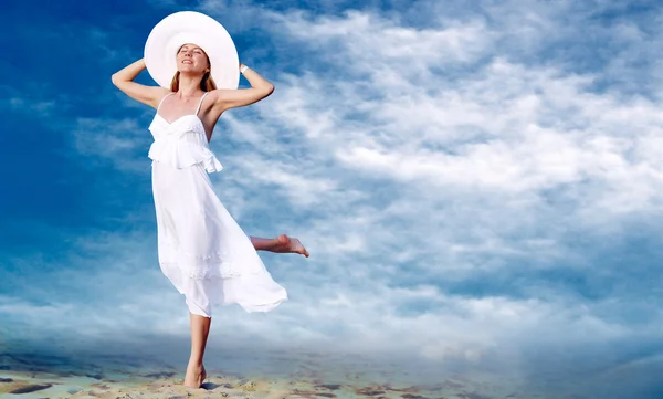 Young beautiful women in the white with pareo on the blue sky ba — Stock Photo, Image