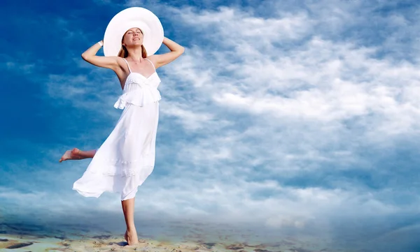 Молодые красивые женщины в белом с парео на голубом небе ба — стоковое фото