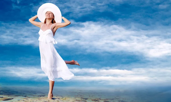 Beyaz Mavi gökyüzü ba üzerinde pareo ile genç güzel kadın — Stok fotoğraf