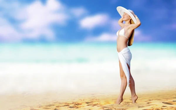 Junge schöne Frauen in Weiß am sonnigen tropischen Strand — Stockfoto