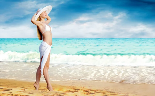 Młode piękne kobiety w bieli na słonecznej plaży tropikalnej — Zdjęcie stockowe