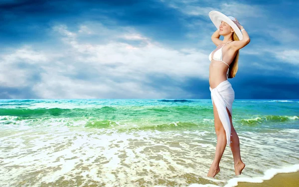 Wanita cantik muda berbaju putih di pantai tropis yang cerah — Stok Foto