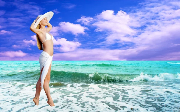 Unge smukke kvinder i hvidt på den solrige tropiske strand - Stock-foto