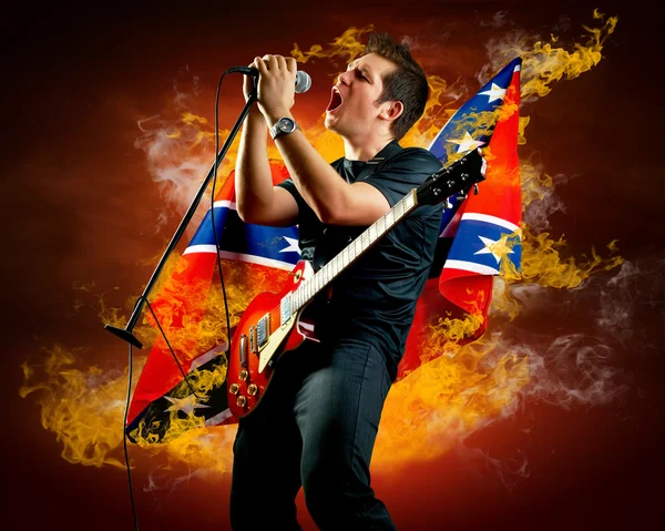 Guitarrista de rock jogar na guitarra elétrica em torno de chamas de fogo — Fotografia de Stock