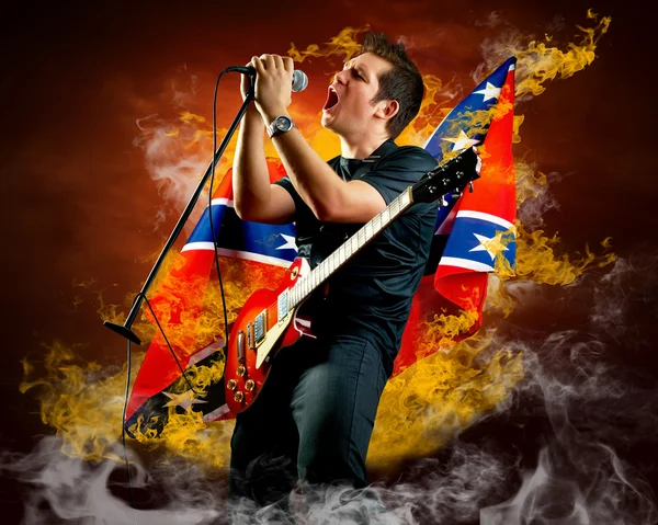 Yangın alevleri etrafında elektro gitar rock gitaristi oyun — Stok fotoğraf