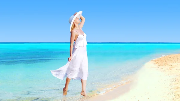 年轻漂亮的女性，在阳光明媚的热带海滩上白色 — 图库照片