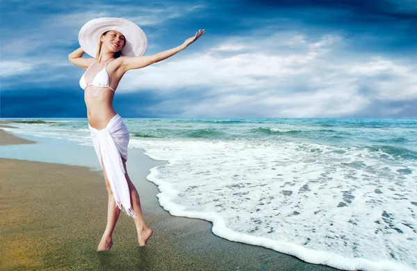 Mladé krásné ženy v bílém na slunné pláži tropického — Stock fotografie