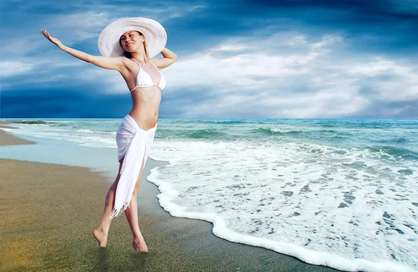 Wanita cantik muda berbaju putih di pantai tropis yang cerah — Stok Foto