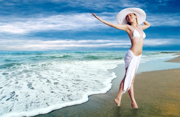 Unga vackra kvinnor i vitt på den soliga tropiska stranden — Stockfoto