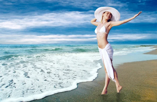 Jóvenes mujeres hermosas en el blanco en la soleada playa tropical —  Fotos de Stock