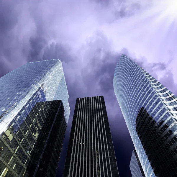 Moderne office wolkenkrabbers op de zonnige mooie hemel — Stockfoto