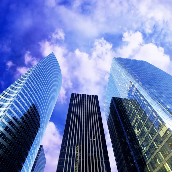 Moderní kancelářské mrakodrapy na slunné krásné nebe — Stock fotografie