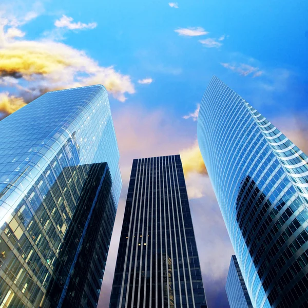 A napos, gyönyörű ég a modern irodai felhőkarcoló — Stock Fotó