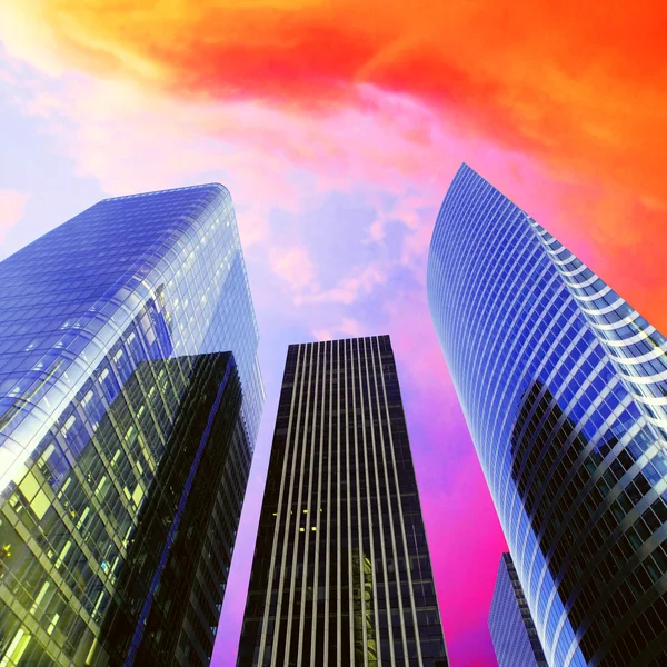 日当たりの良い美しい空に近代的なオフィスの高層ビル — ストック写真