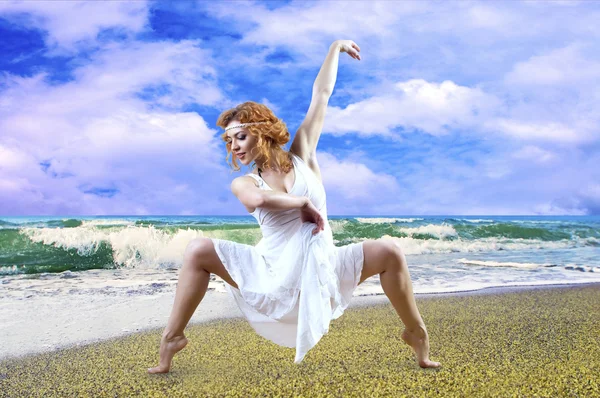 Sahilde poz kadın dansçı — Stok fotoğraf