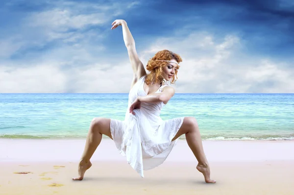 해변에서 포즈를 취하는 여자 댄서 — 스톡 사진
